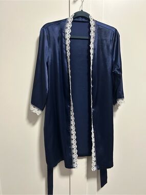Vintage Women’s Navy Lace-Trim Robe size M